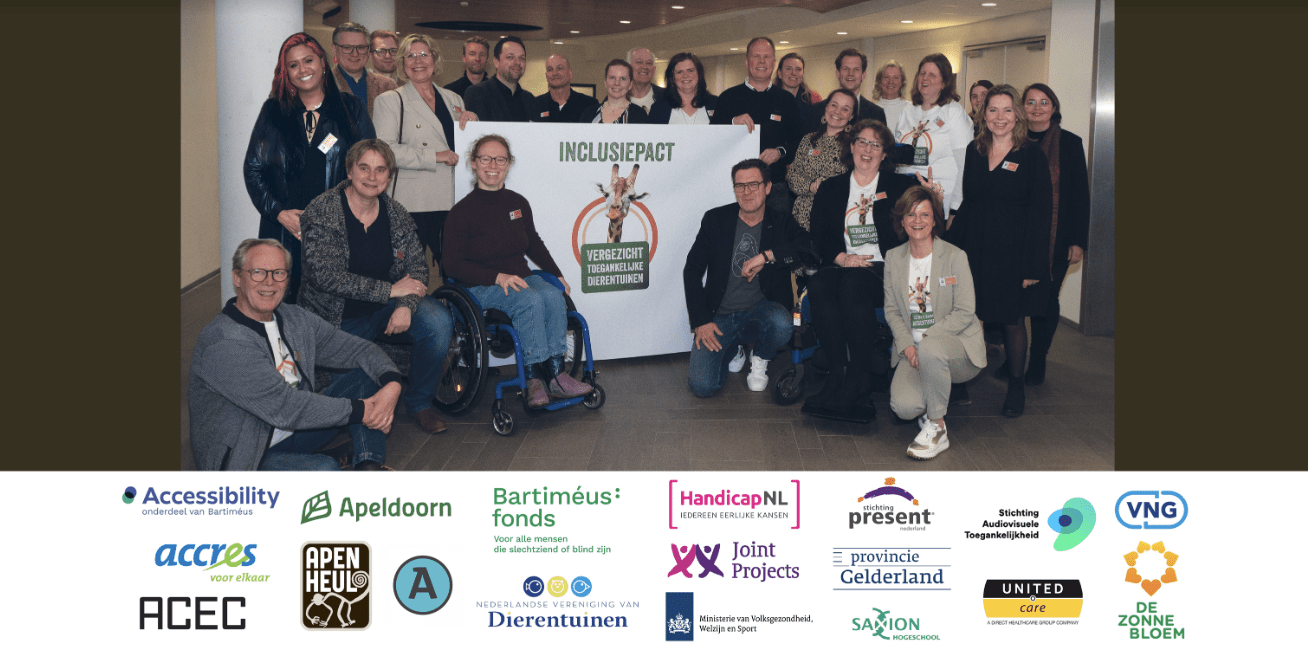 Heel veel mensen lachen naar de camera met een bord met het inclusiepact logo erop. Onder de foto's staan alle participerende partijen.