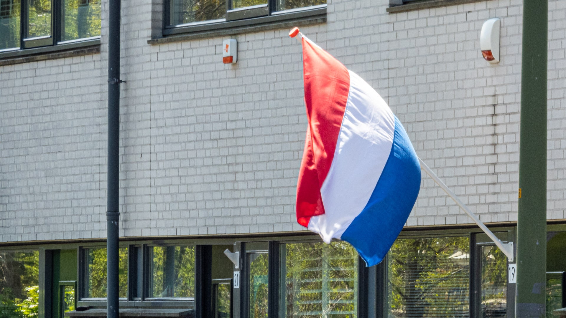 De Nederlandse vlag aan een huis.