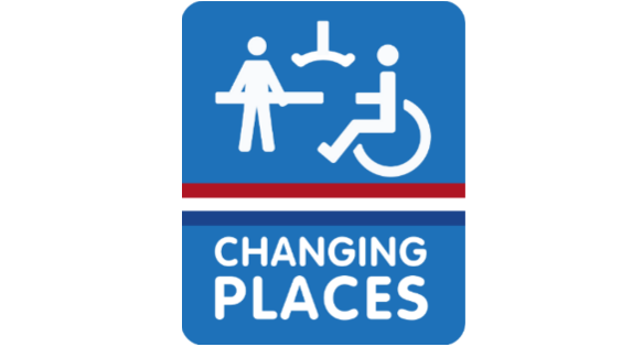 Het logo van Changing Places is te zien. Bovenaan staat een rolstoel en iemand die op een bank zit. Daaronder staat de Nederlandse vlag. Daaronder staat Changing Places.